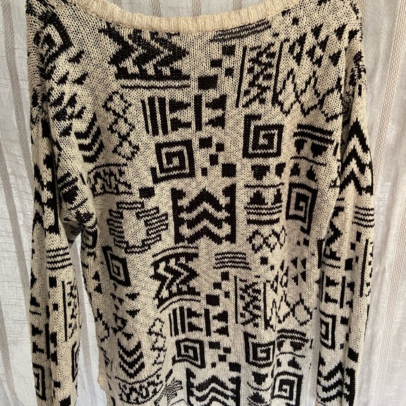 H&M cropped sweater. Hi-lo cut. - Picture 5 of 5